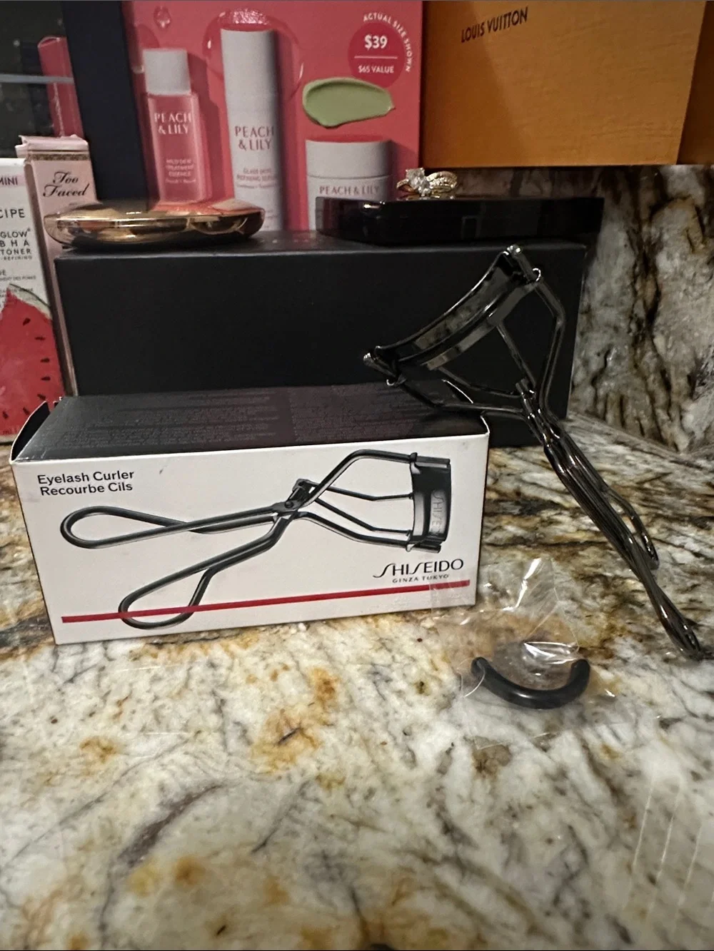 Shiseido Eyelash Curler in Gunmetal Black w/ extra eyelash curler pad